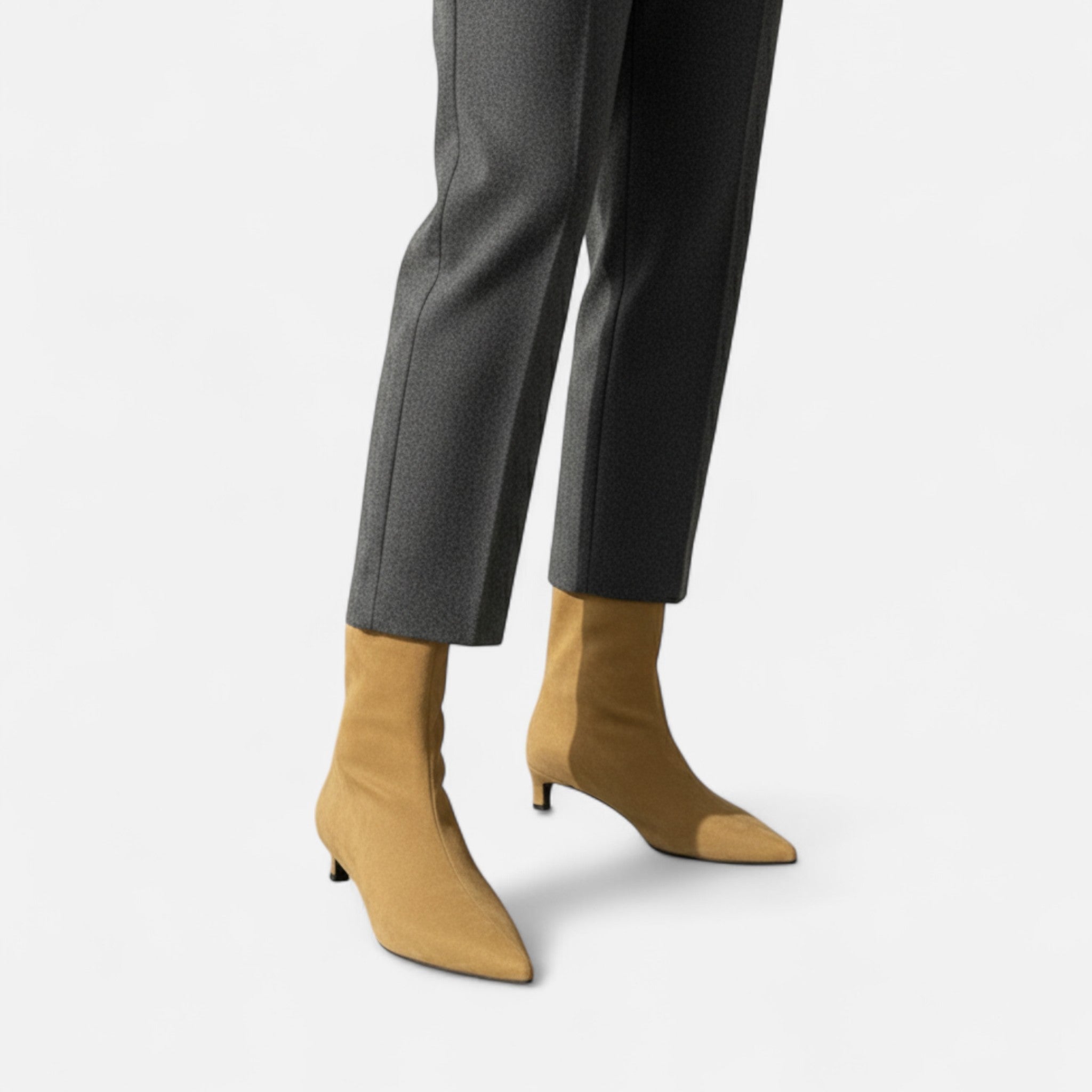 LAURA | Botines de punta afilada con tacón bajo